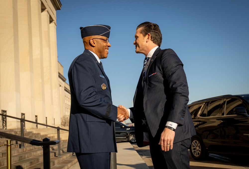 Sec Def Arrives to Pentagon