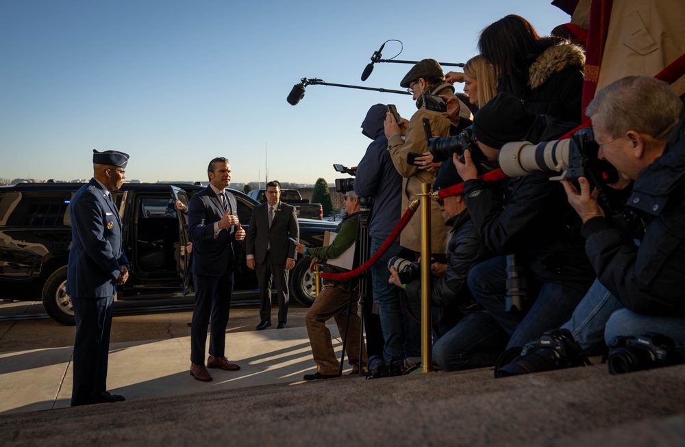 Sec Def Arrives to Pentagon