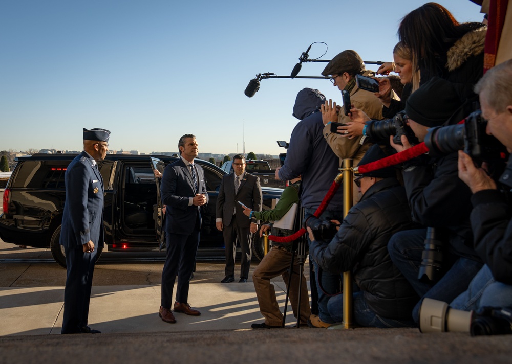 Sec Def Arrives to Pentagon