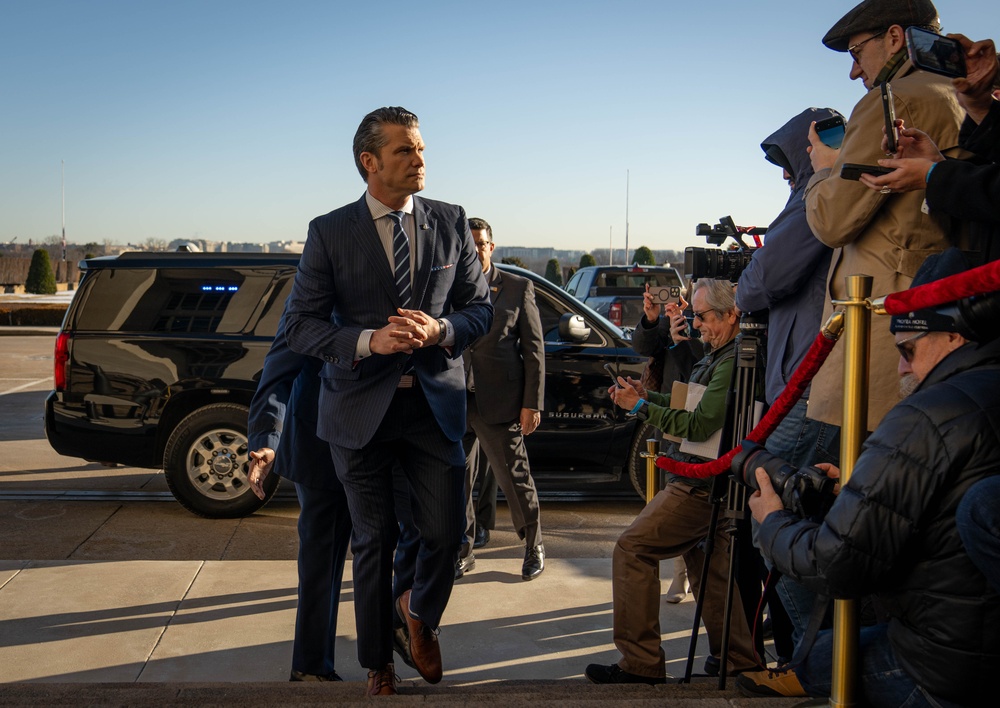 Sec Def Arrives to Pentagon