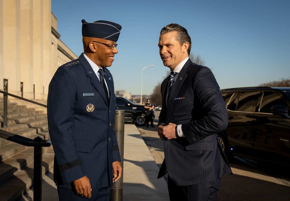 Sec Def Arrives to Pentagon