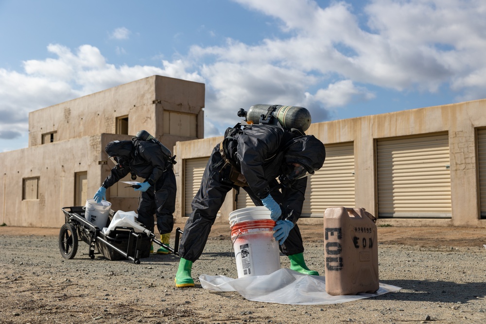 11th MEU and CLB 11 conduct simulated threat containment