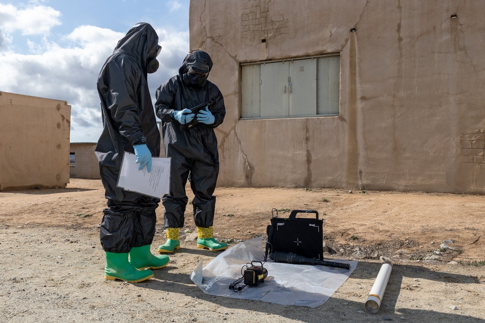 11th MEU and CLB 11 conduct simulated threat containment