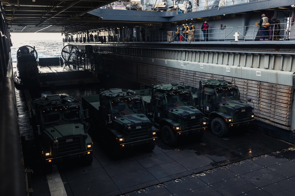 31st MEU conducts off-loading and onloading rehearsals