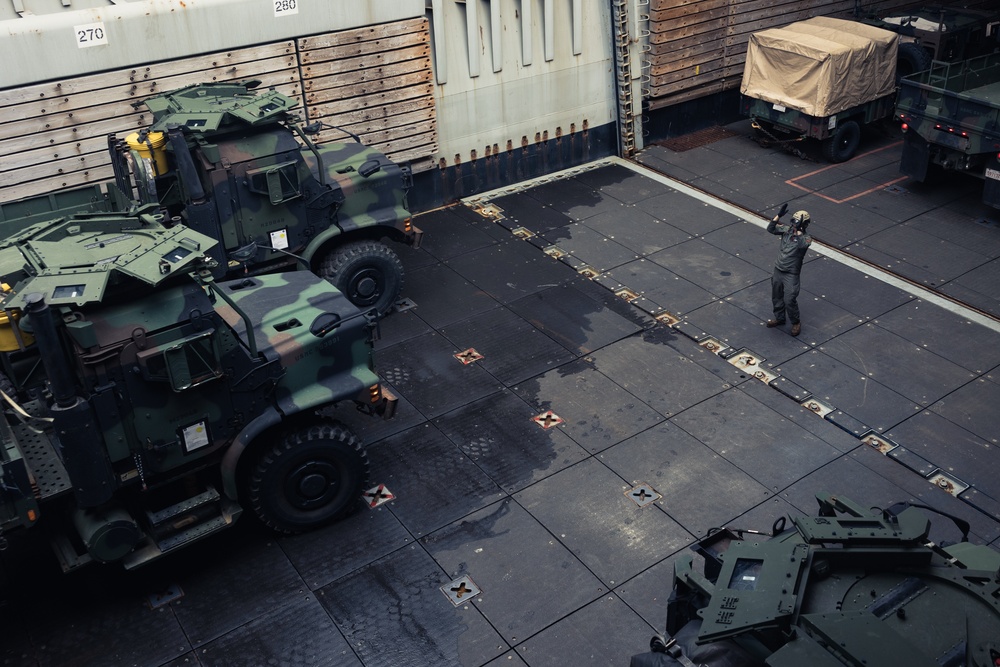 31st MEU conducts off-loading and onloading rehearsals