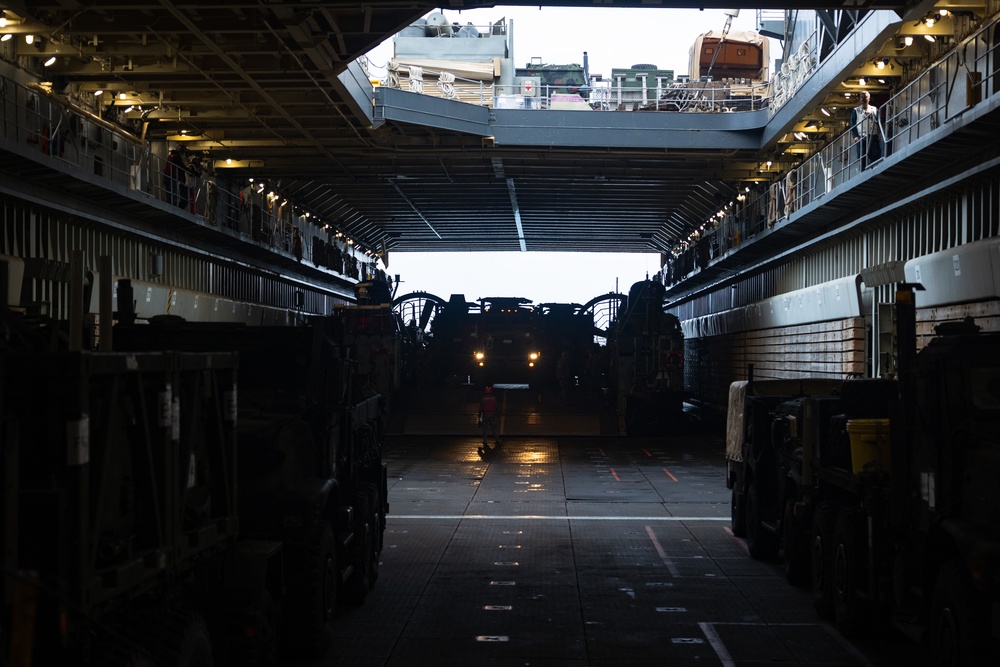 31st MEU conducts off-loading and onloading rehearsals