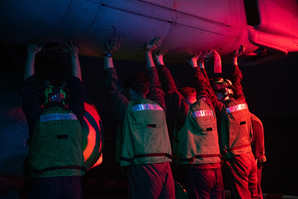 USS America (LHA 6), 31st Marine Expeditionary Unit Conduct Aircraft Movement