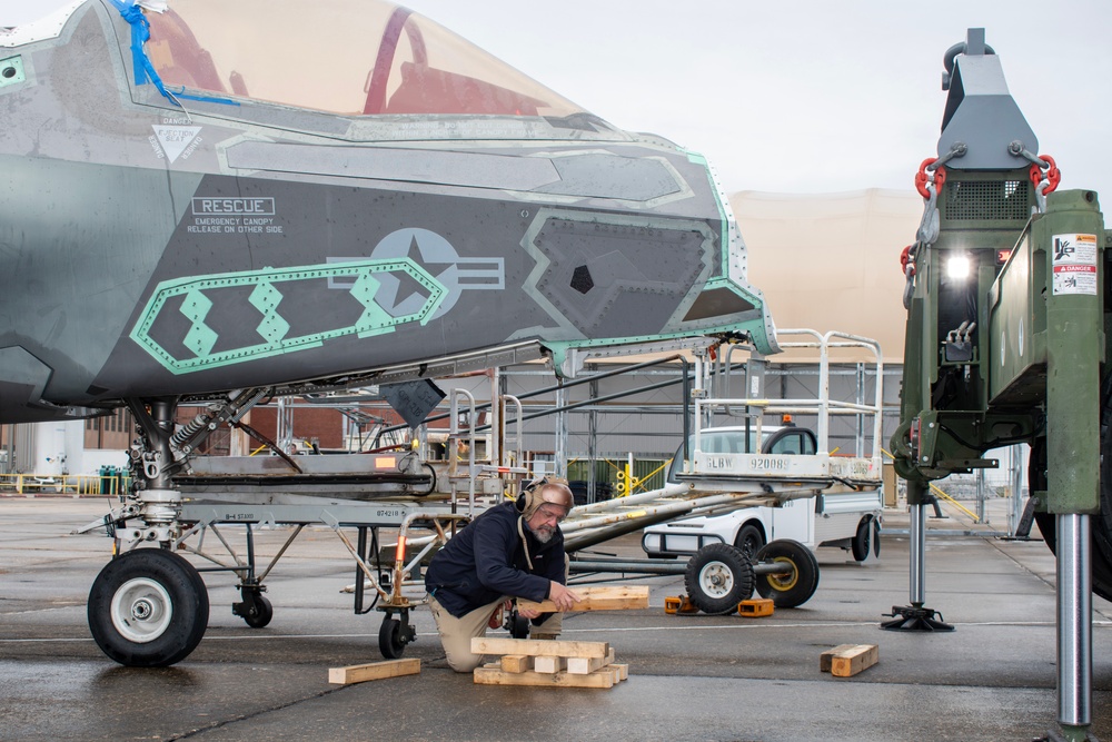 FRCE supports Marine F-35 recovery training