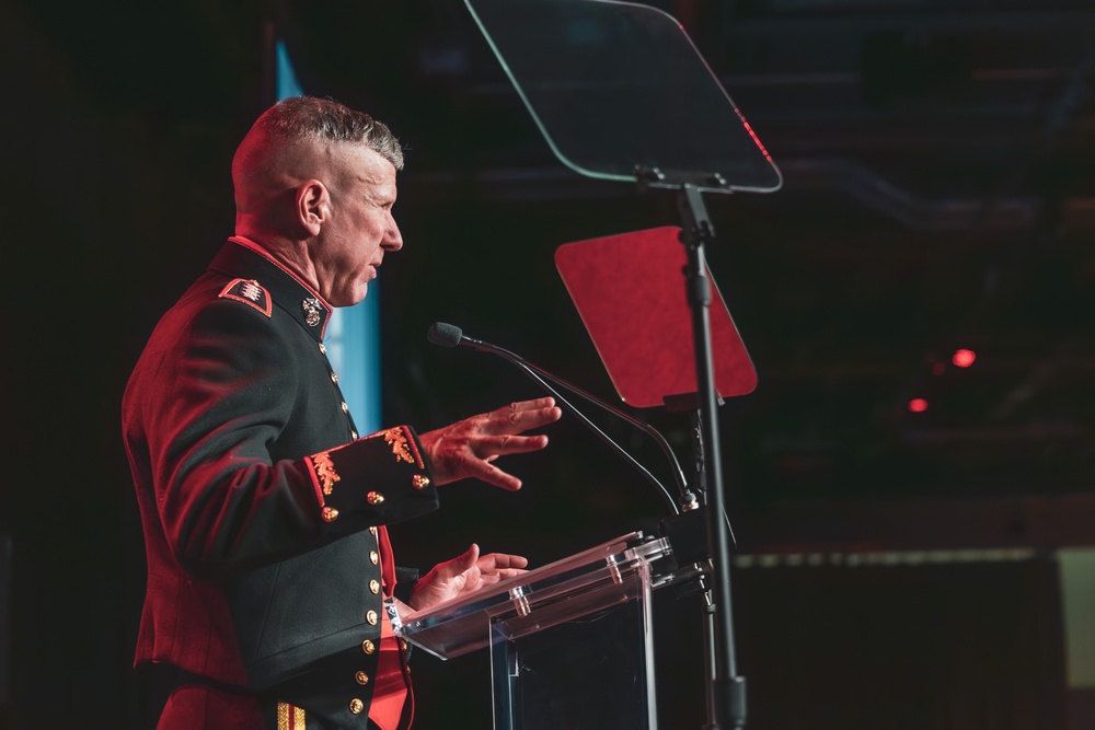 Commandant, Gen. Smith, Attends Intrepid Gala