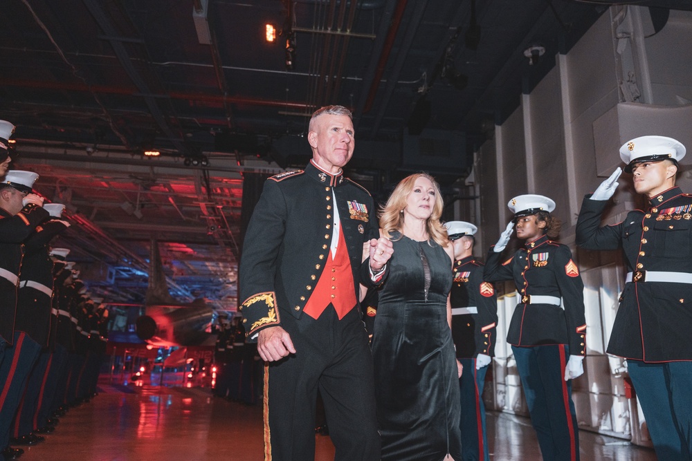 Commandant, Gen. Smith, Attends Intrepid Gala