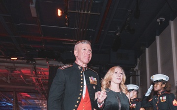 Commandant, Gen. Smith, Attends Intrepid Gala