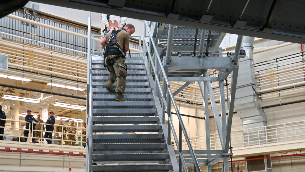 164th MXS Perform Fuel Cell Extraction