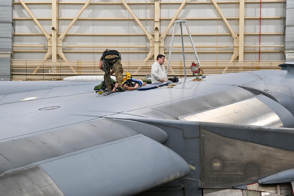 164th MXS Perform Fuel Cell Extraction