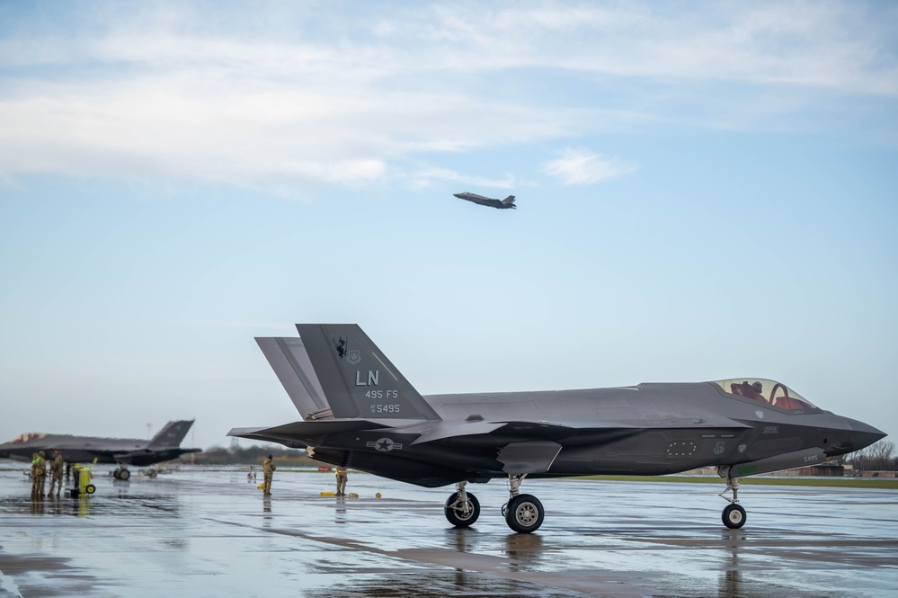 US, RAF F-35 hot-pit refueling at RAF Lakenheath