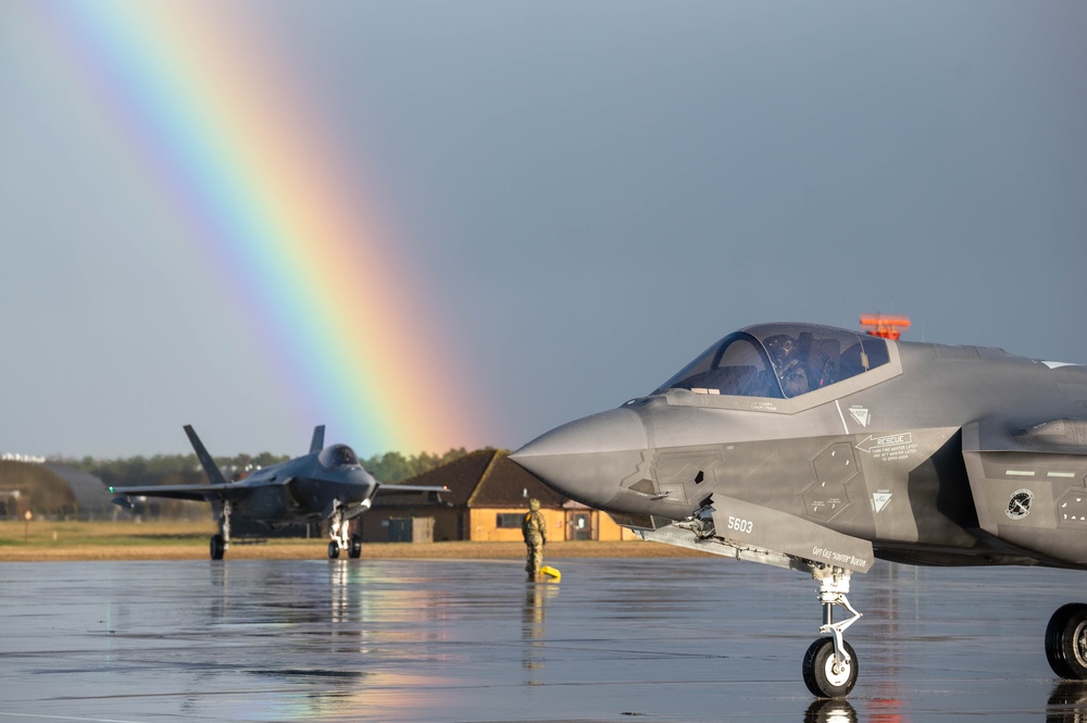 US, RAF F-35 hot-pit refueling at RAF Lakenheath