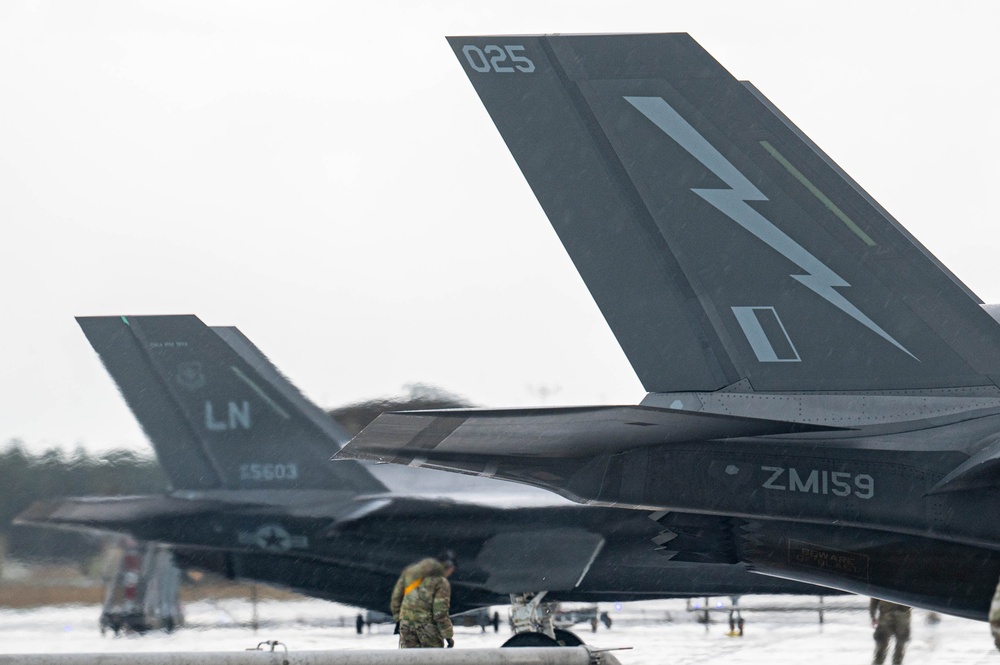 US, RAF F-35 hot-pit refueling at RAF Lakenheath