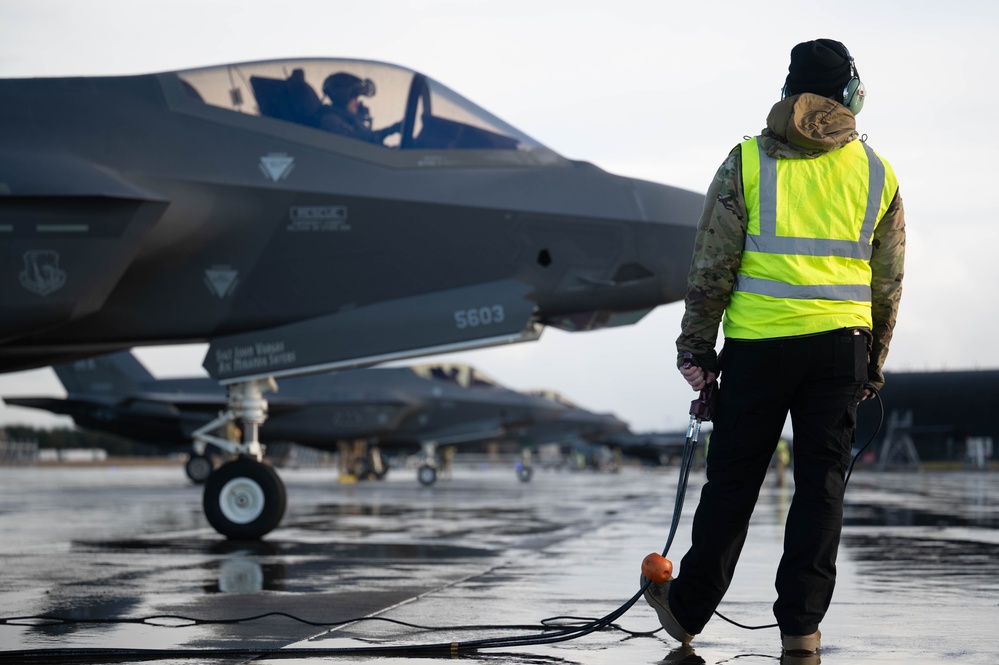 US, RAF F-35 hot-pit refueling at RAF Lakenheath