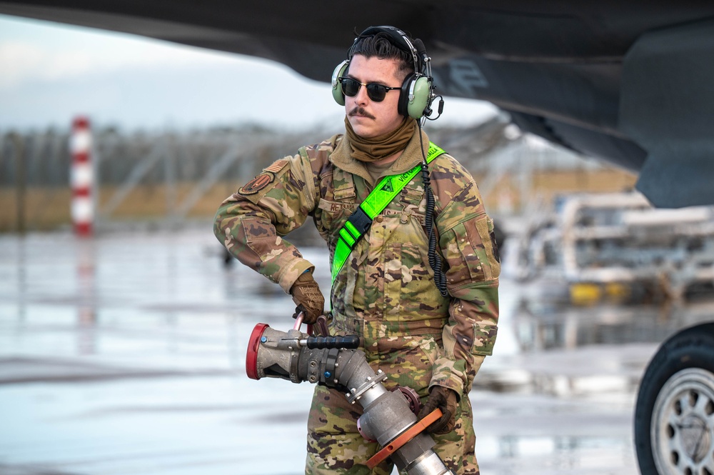 US, RAF F-35 hot-pit refueling at RAF Lakenheath