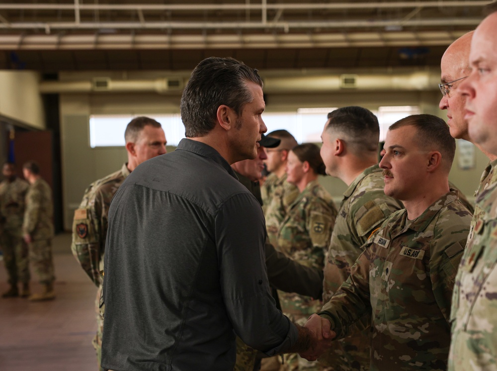 The Secretary of Defense visits Soldiers at the Southern Border