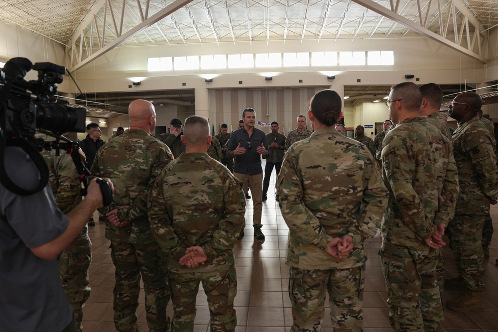 The Secretary of Defense visits Soldiers at the Southern Border