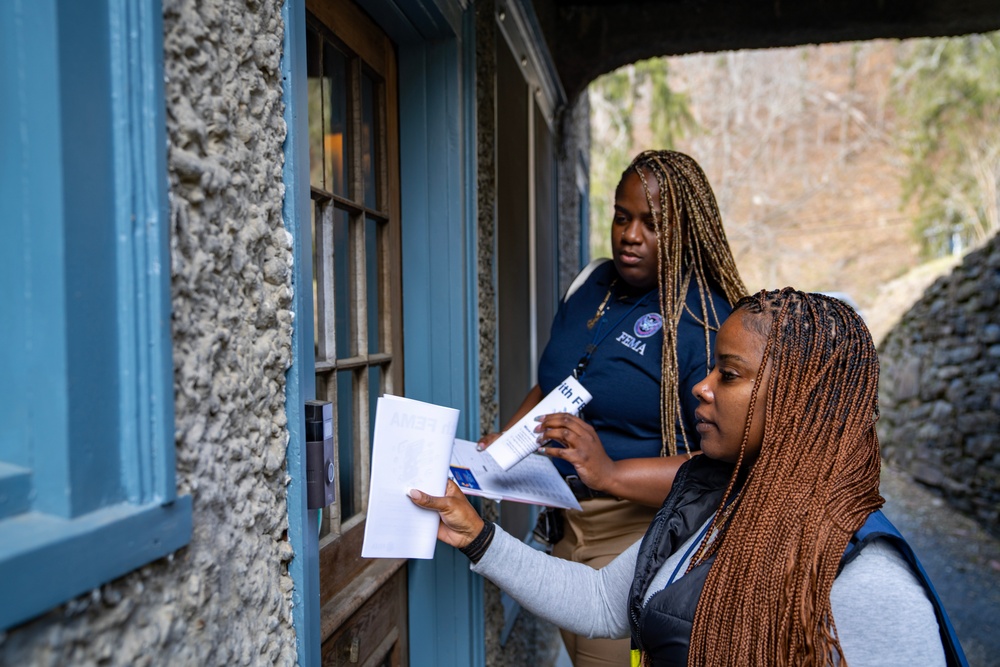 Disaster Survivor Assistance Teams Reach Out to Survivors in Transitional Sheltering Assistance (4)