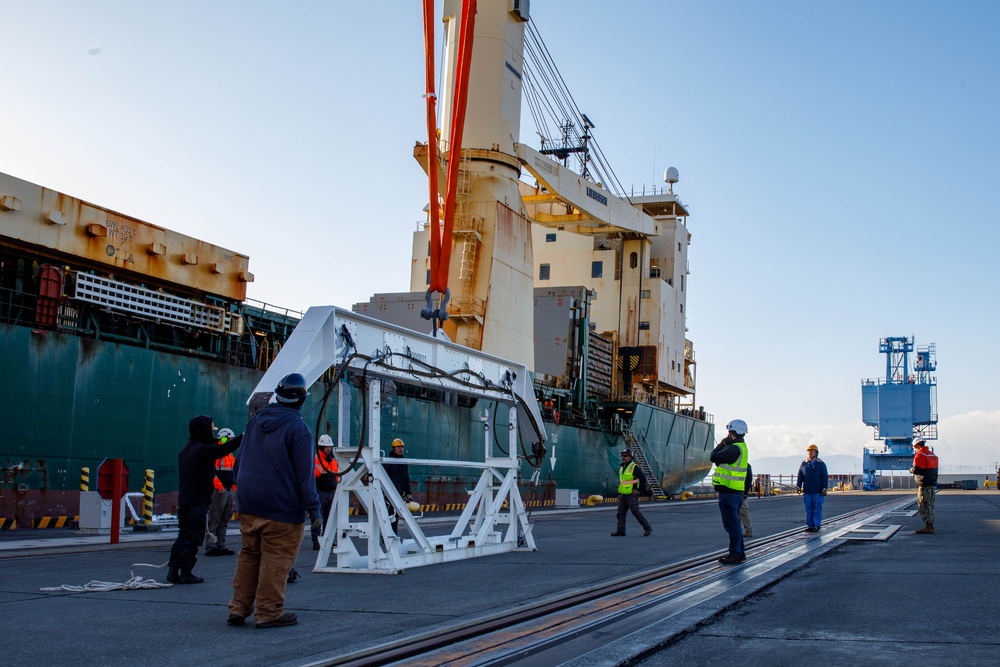 MCAS Iwakuni displays harbor capabilities by offloading E-2D Hawkeye