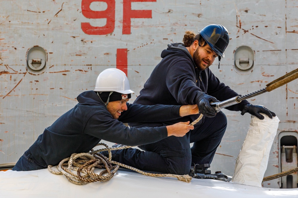 MCAS Iwakuni displays harbor capabilities by offloading E-2D Hawkeye