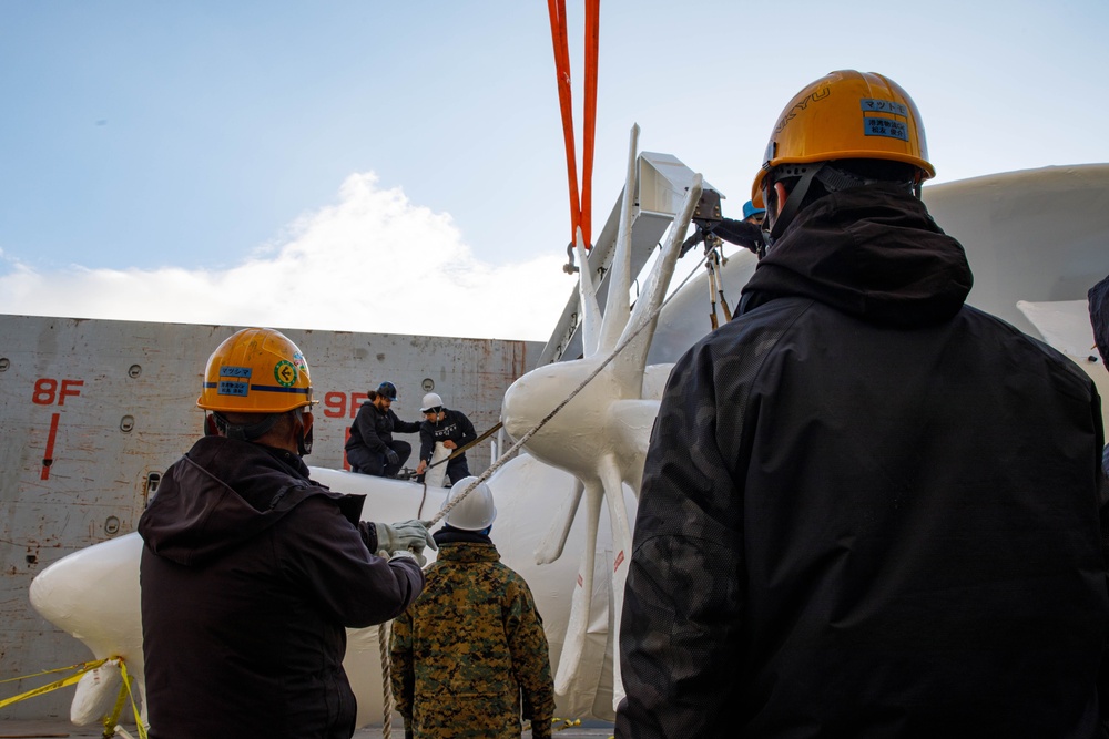 MCAS Iwakuni displays harbor capabilities by offloading E-2D Hawkeye