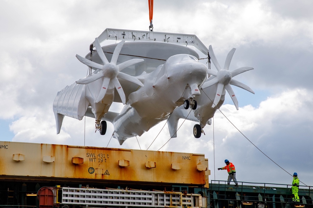 MCAS Iwakuni displays harbor capabilities by offloading E-2D Hawkeye