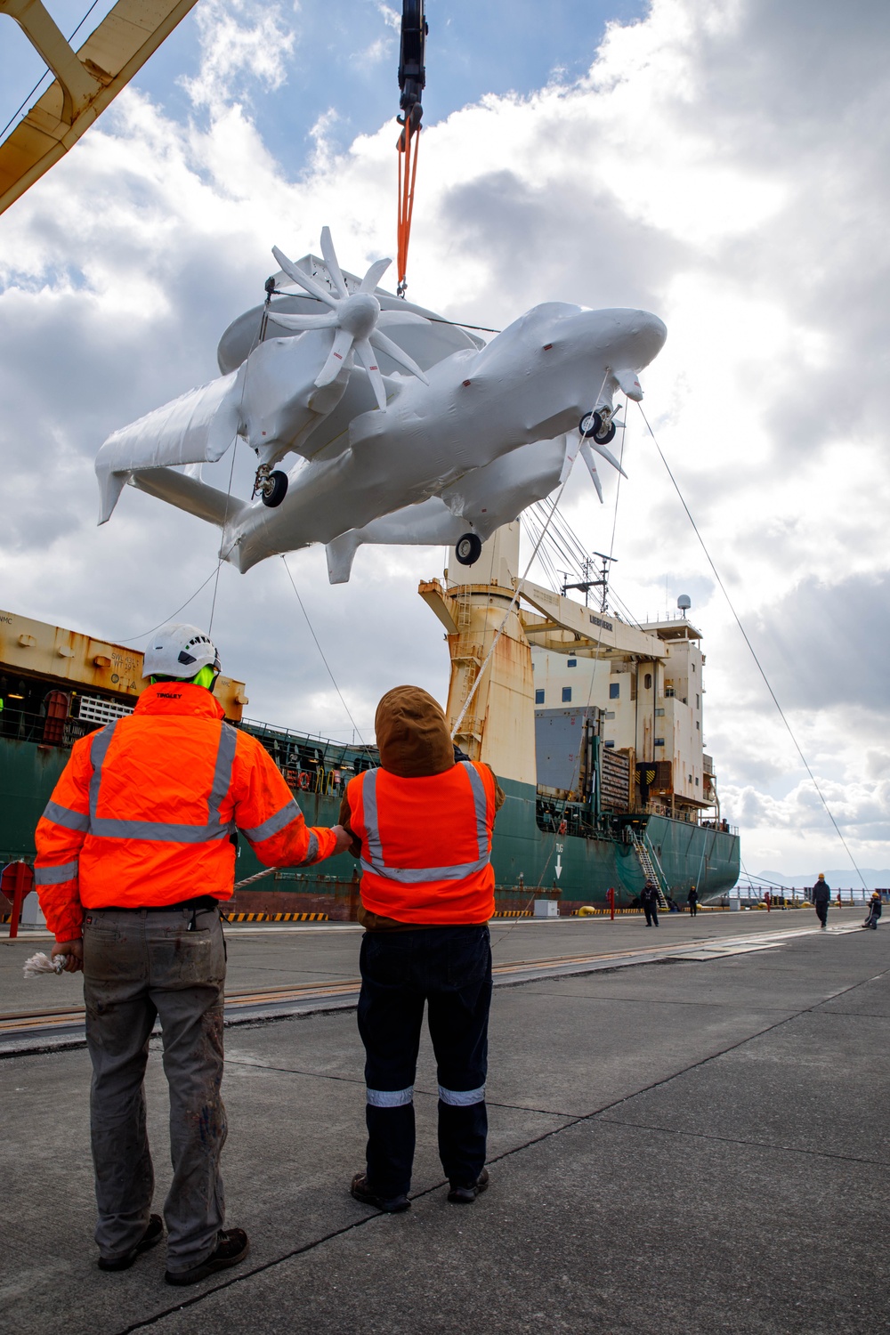 MCAS Iwakuni displays harbor capabilities by offloading E-2D Hawkeye