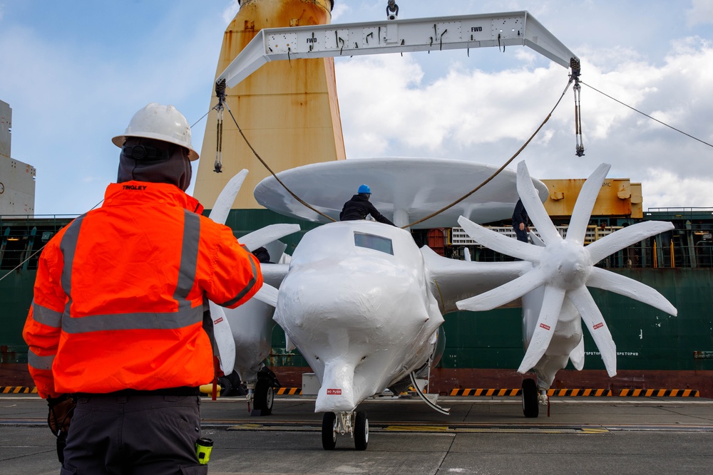 MCAS Iwakuni displays harbor capabilities by offloading E-2D Hawkeye