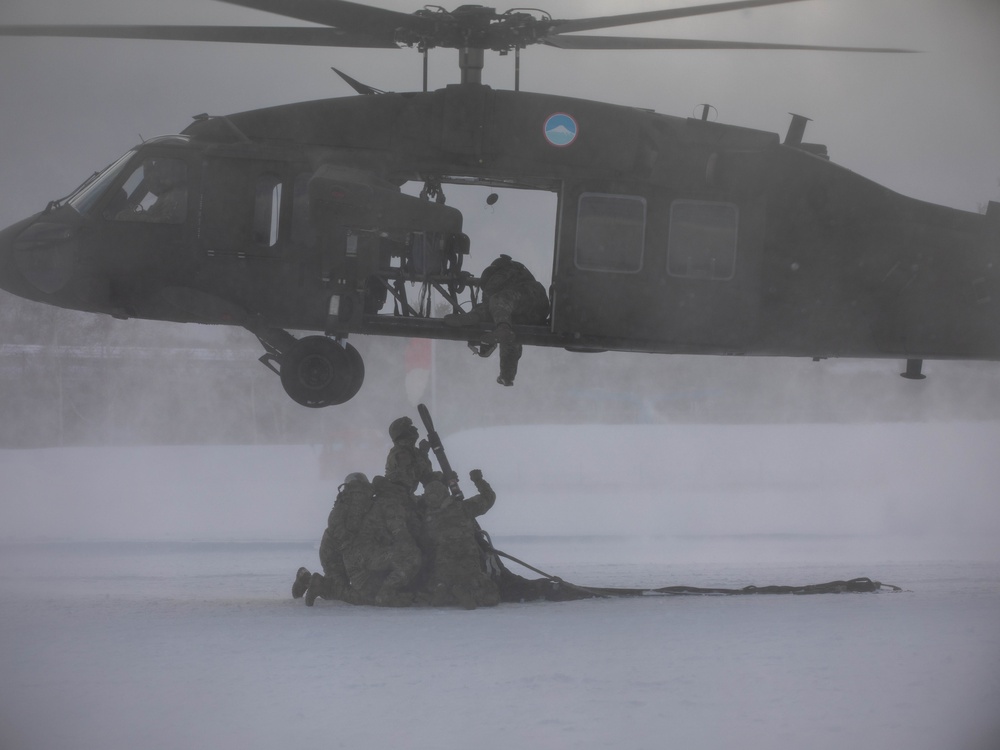 1-5th INF Reg Soldiers Perform a Single Point Hook Up