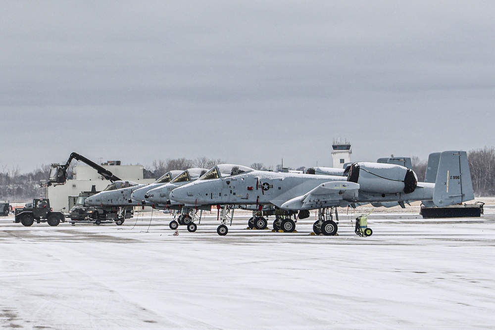 Maintainers deice A-10 Thunderbolt aircraft