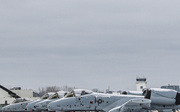 Maintainers deice A-10 Thunderbolt aircraft