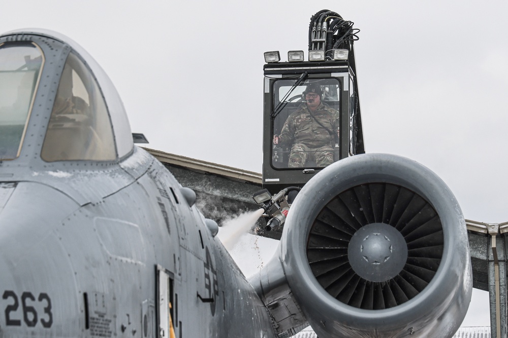 Maintainers deice A-10 Thunderbolt aircraft