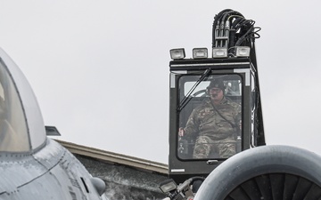 Maintainers deice A-10 Thunderbolt aircraft