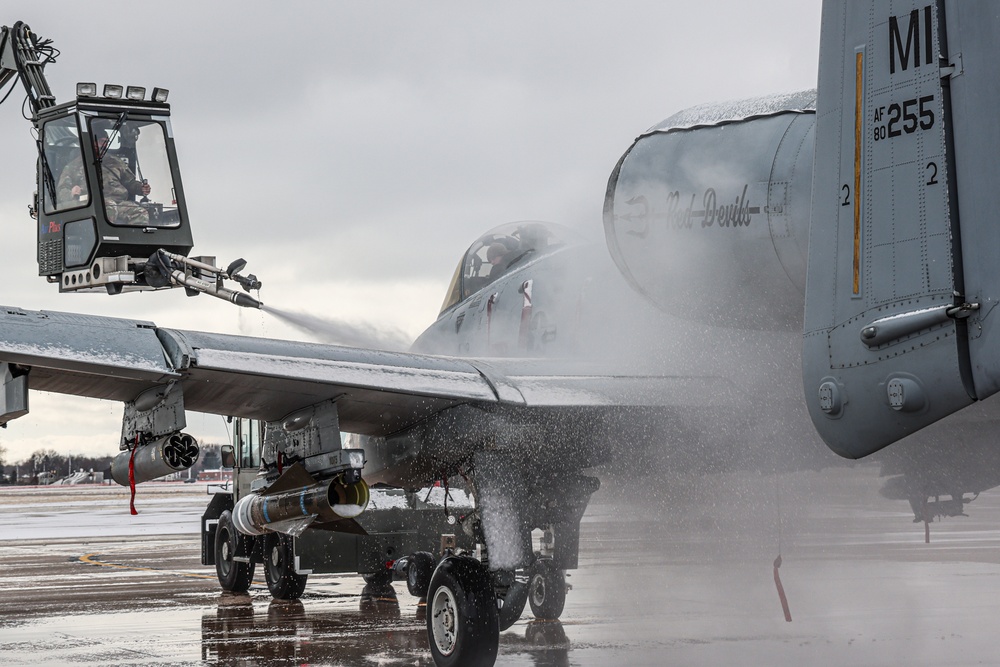 Maintainers deice A-10 Thunderbolt aircraft