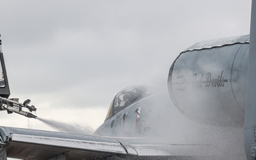 Maintainers deice A-10 Thunderbolt aircraft