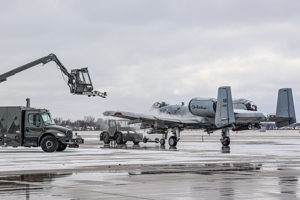 Maintainers deice A-10 Thunderbolt aircraft