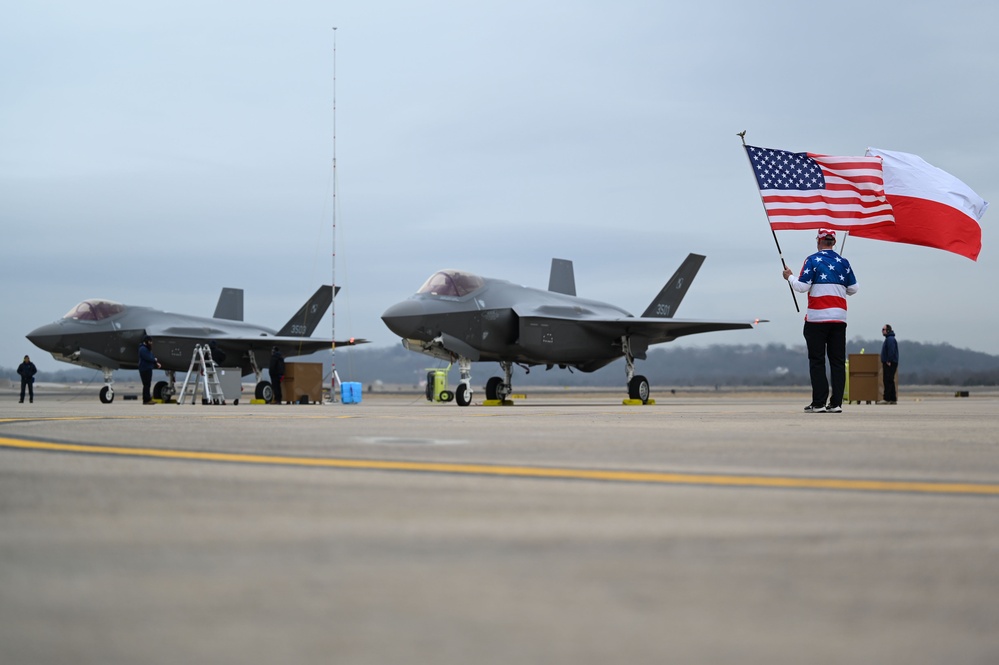 Polish pilot executes first F-35 flight at Ebbing ANGB