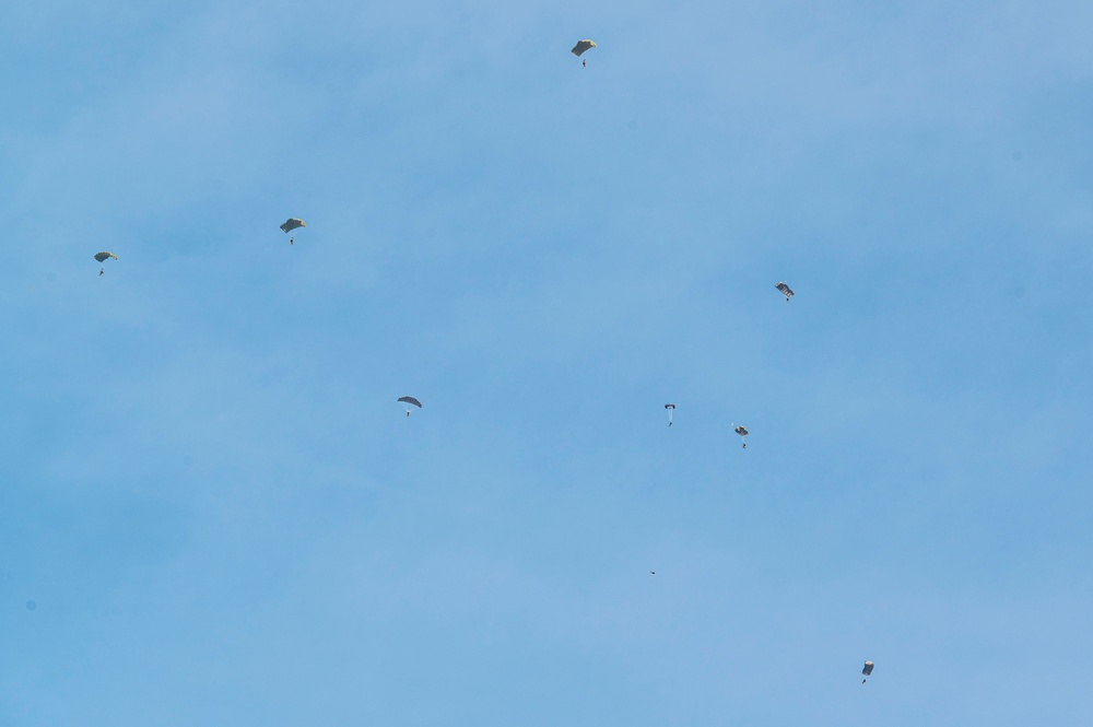 Italian Special Operation Forces members conduct free fall jumps during Emerald Warrior 25.1