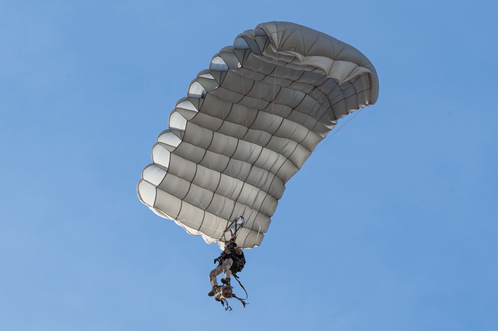 Italian Special Operation Forces members conduct free fall jumps during Emerald Warrior 25.1