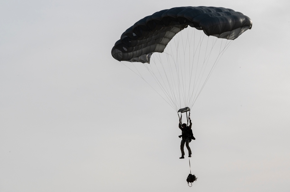 Italian Special Operation Forces members conduct free fall jumps during Emerald Warrior 25.1