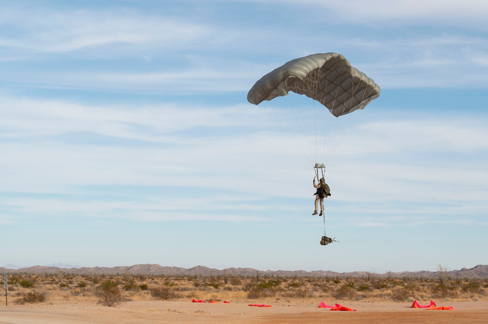 Italian Special Operation Forces members conduct free fall jumps during Emerald Warrior 25.1