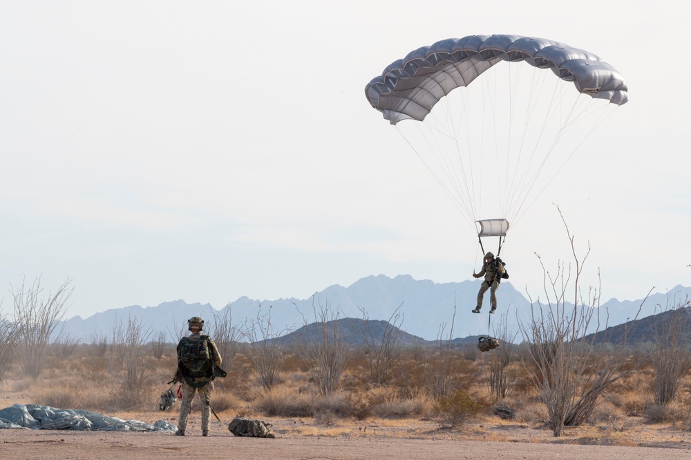 Italian Special Operation Forces members conduct free fall jumps during Emerald Warrior 25.1