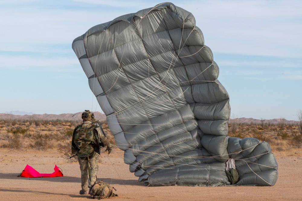 Italian Special Operation Forces members conduct free fall jumps during Emerald Warrior 25.1