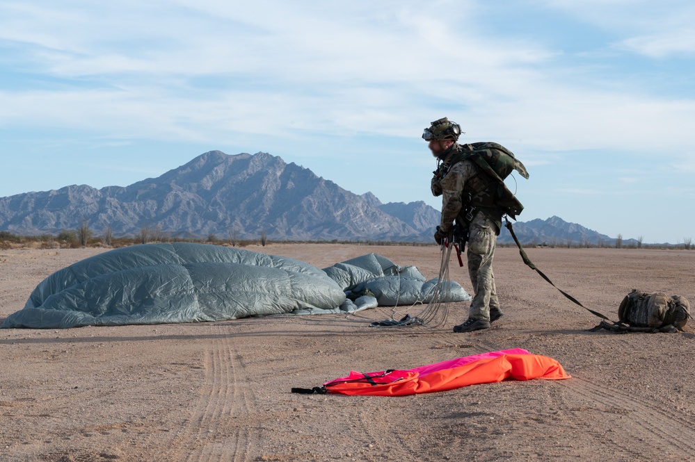 Italian Special Operation Forces members conduct free fall jumps during Emerald Warrior 25.1