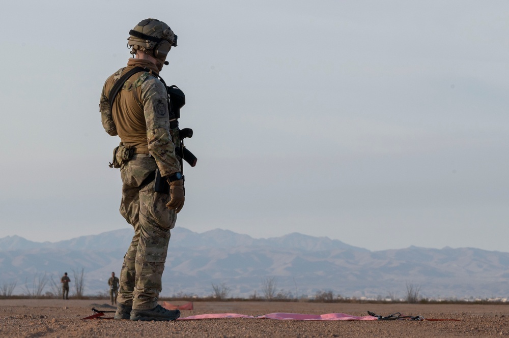 Italian Special Operation Forces members conduct free fall jumps during Emerald Warrior 25.1