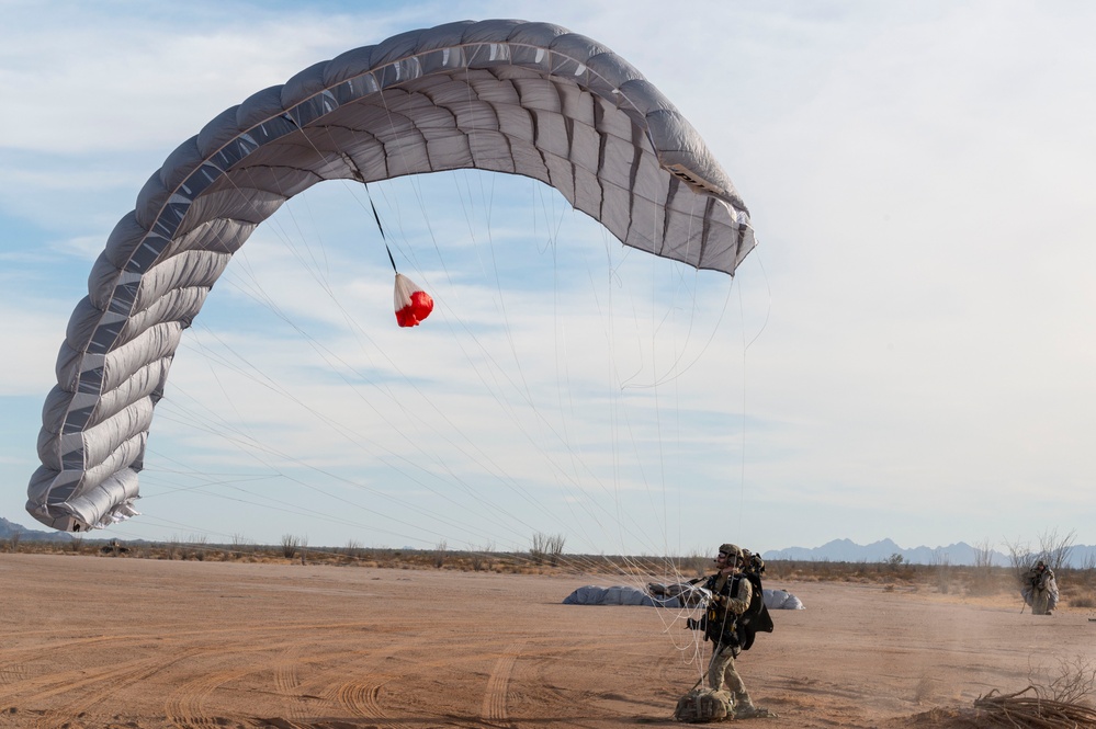 Italian Special Operation Forces members conduct free fall jumps during Emerald Warrior 25.1