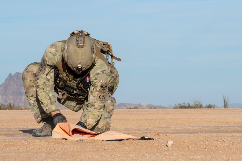 Italian Special Operation Forces members conduct free fall jumps during Emerald Warrior 25.1